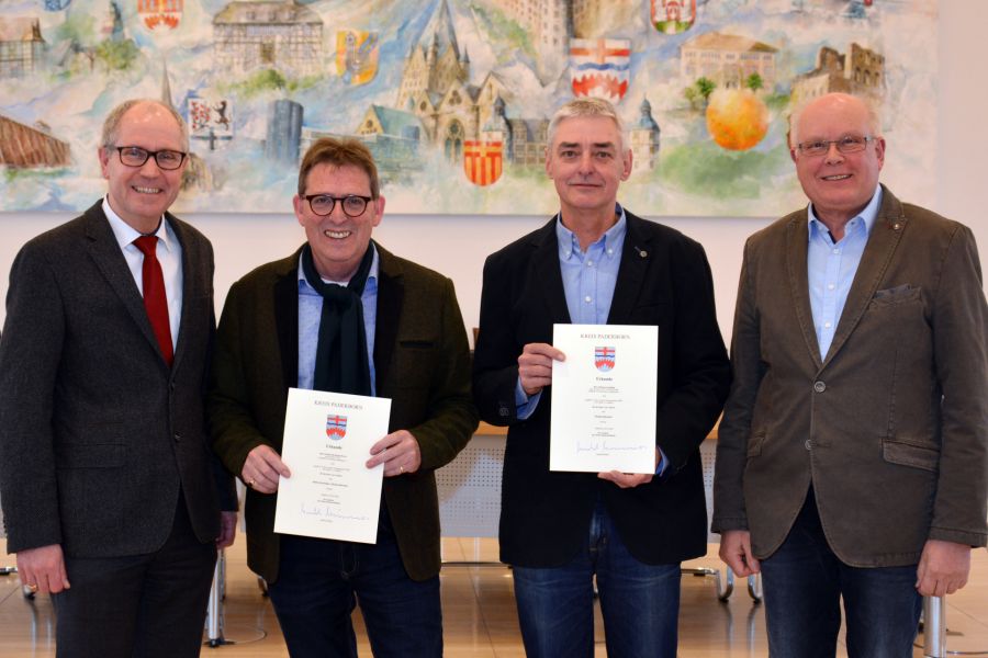 Gemeinsam sorgen sie sich in den nächsten vier Jahren um den Fischbestand im Kreis - v.l.n.r. Landrat Manfred Müller, Fritz Becker, Johannes Lengeling und Heiner Bühlbecker (Kreis Paderborn)  Foto: Kreis Paderborn, Amt für Presse- und Öffentlichkeitsarbeit, Meike Delang